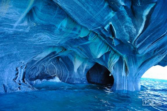 Portas, janelas e túneis no interior da Catedral de Mármore, no lago General Carrera, região de Puerto Rio Tranquilo, na Carretera Austral, sul do Chile